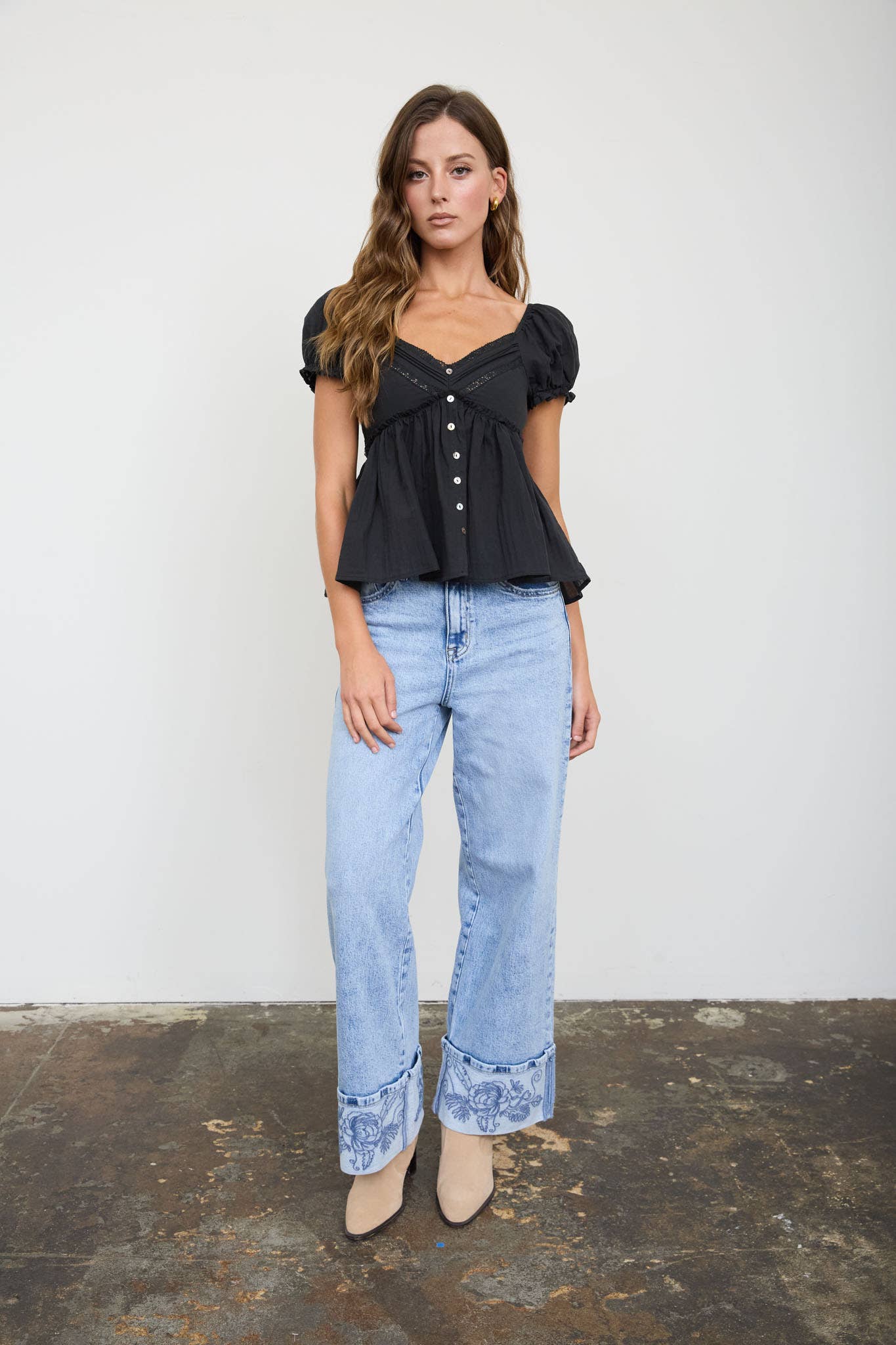 V NECK LADDER LACE PUFF SLEEVE