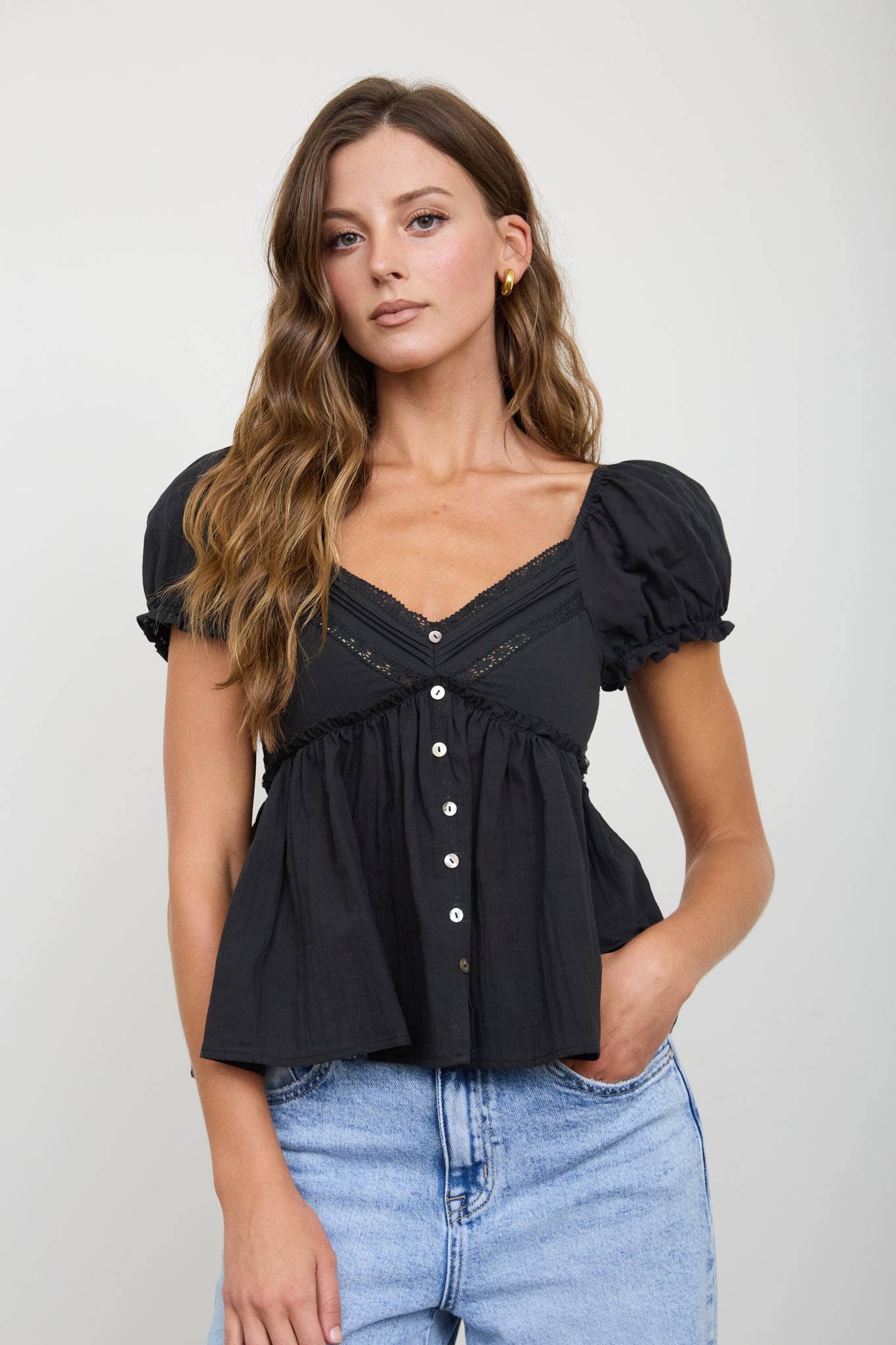 V NECK LADDER LACE PUFF SLEEVE