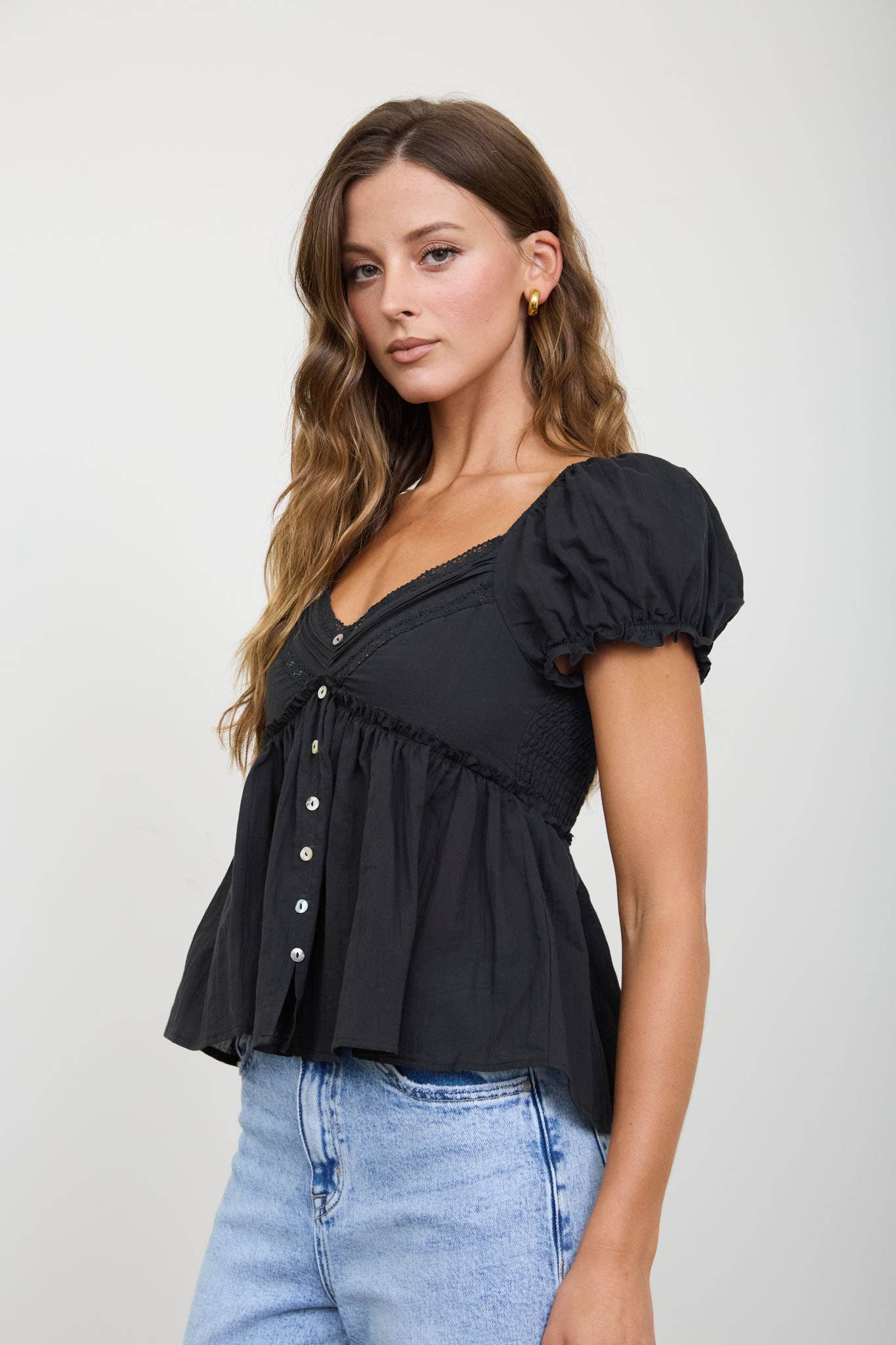 V NECK LADDER LACE PUFF SLEEVE