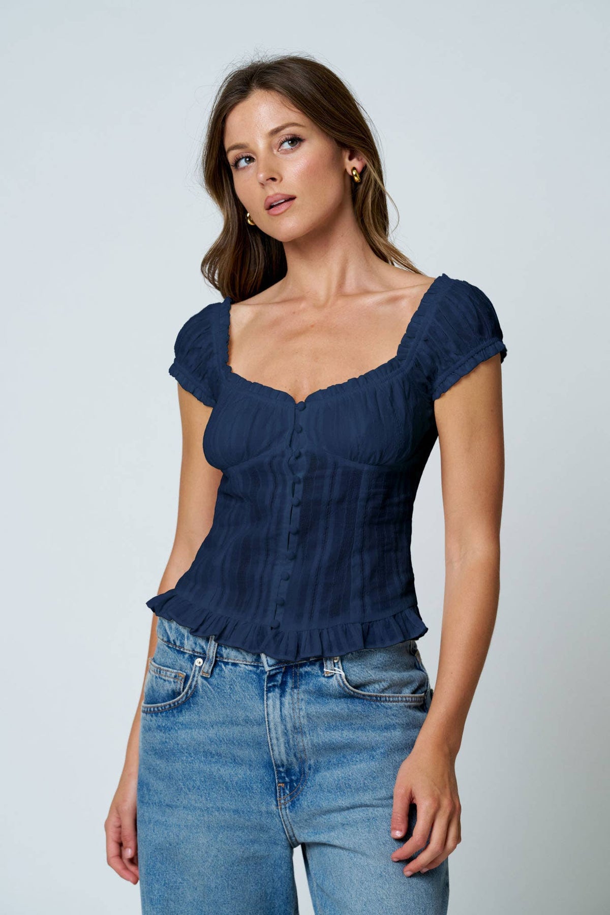 TEXTURE RUFFLE BUTTON DOWN TOP