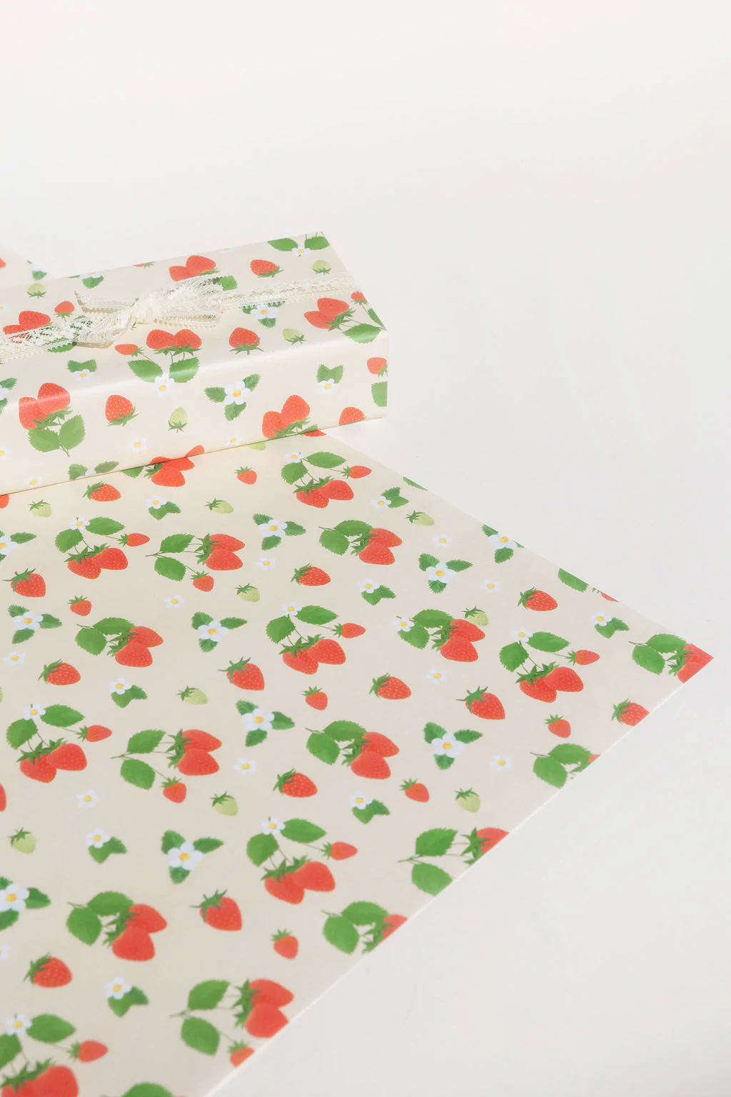 Strawberries Gift Wrap: Roll of 3 sheets