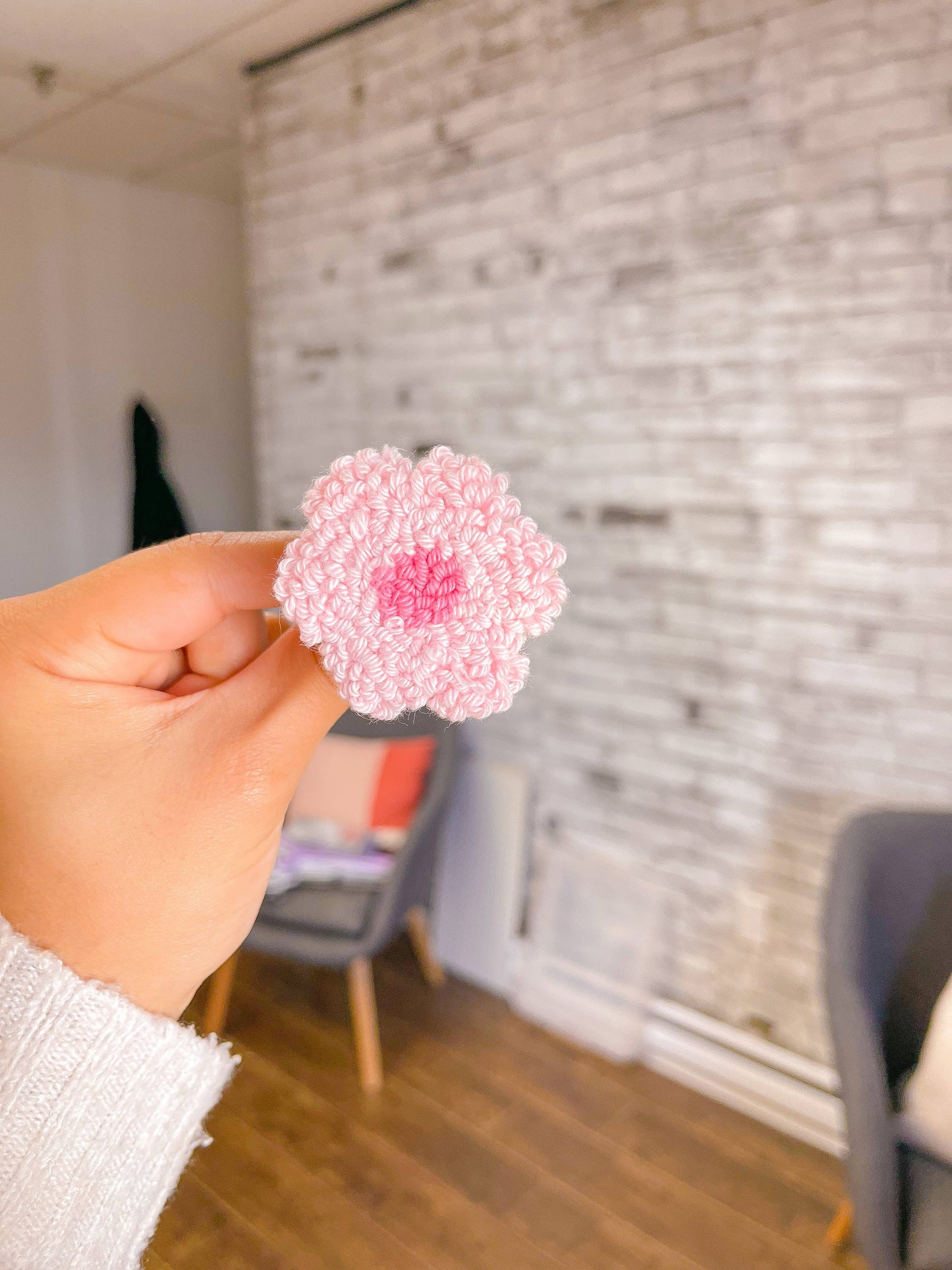 Daisy Punch Needle Car Vent Charm: Horizontal / Pink